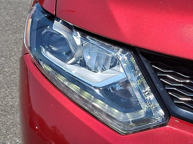 Used 2016 Red Nissan SL image 10