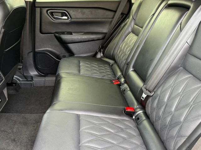 Used 2025 Gold Nissan Platinum image 28