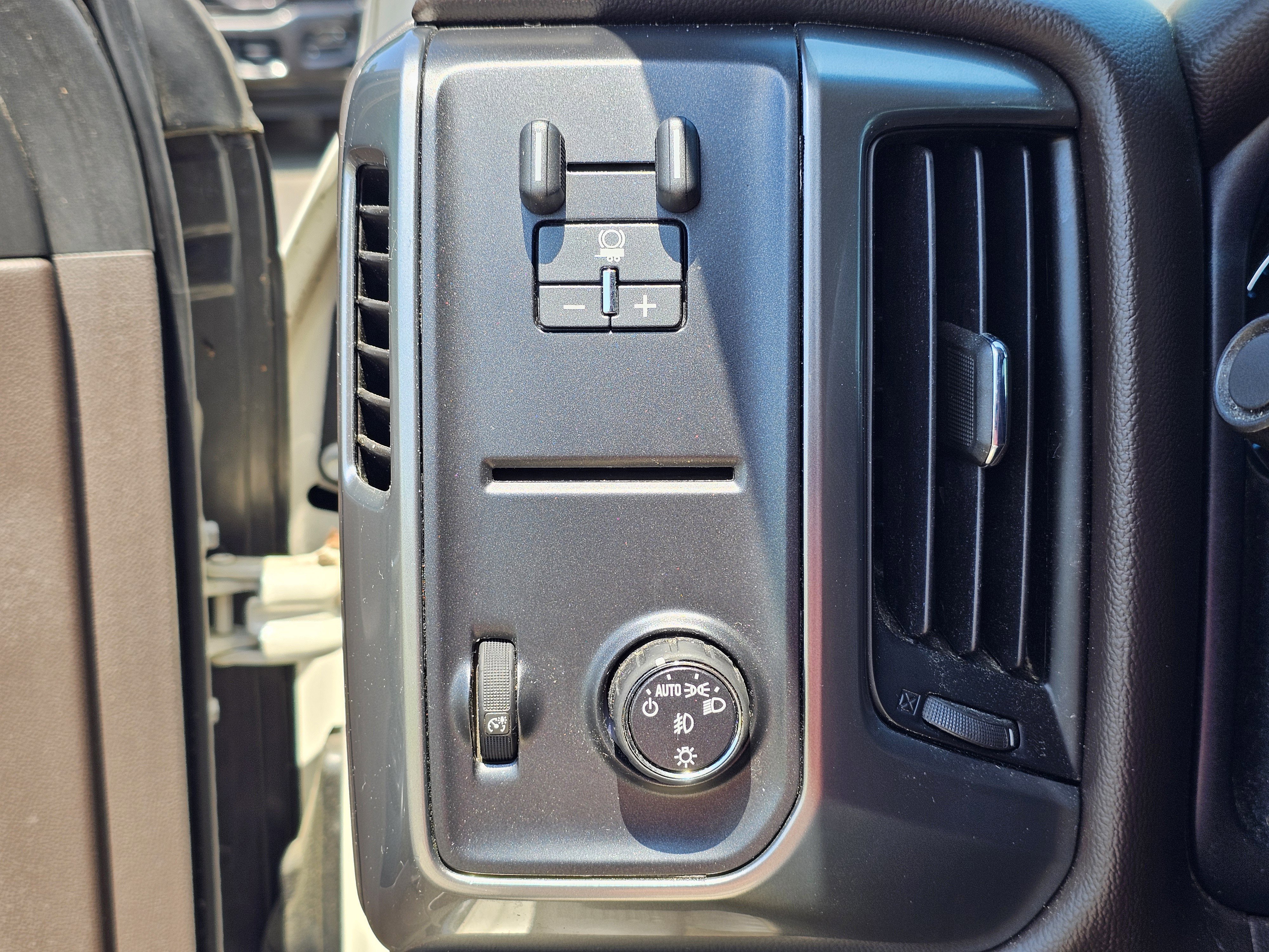 Used 2015 White Diamond Tricoat Chevrolet LT image 18