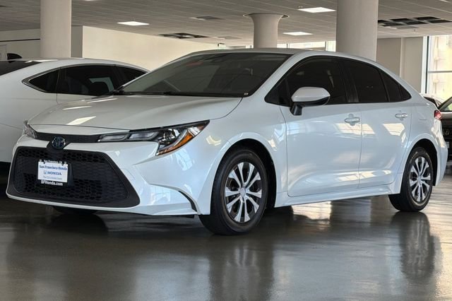 Used 2022 Wind Chill Pearl Toyota LE image 11