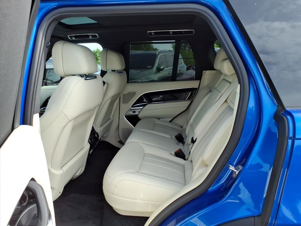 Used 2025 Velocity Blue SV Bespoke Ultra Gloss Land Rover SE image 12