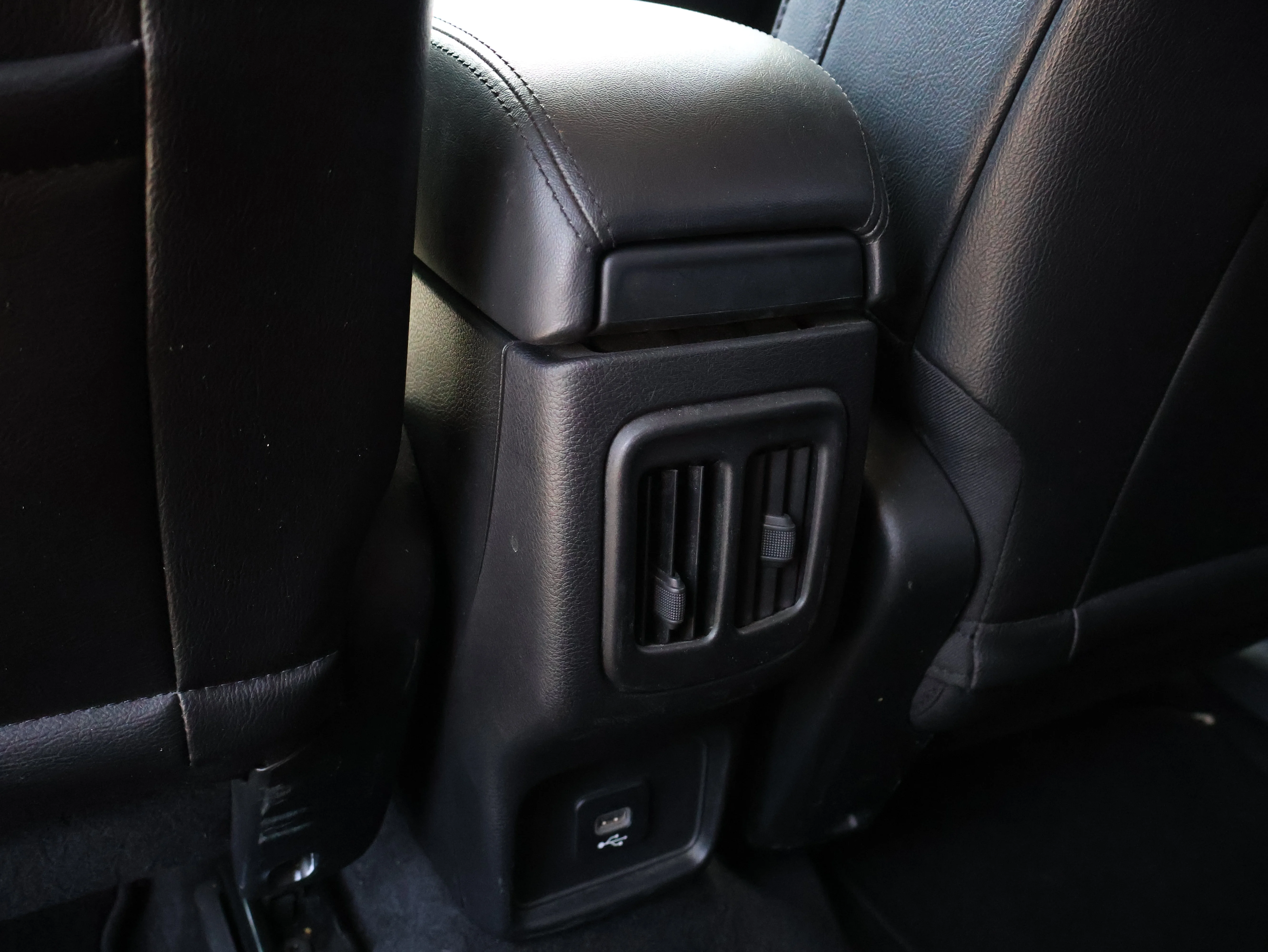 Used 2018 Granite Crystal Metallic Clearcoat Jeep Altitude image 17