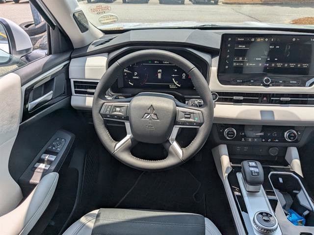 Used 2025 White Diamond Mitsubishi SE image 30