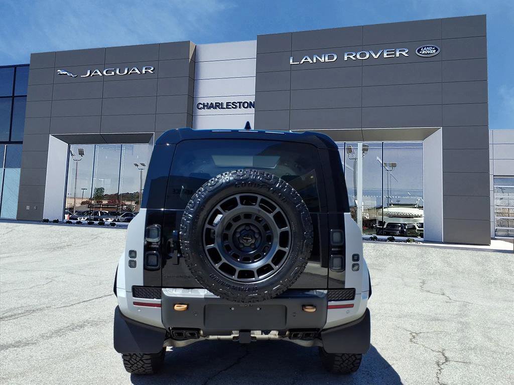 New 2026 Borasco Grey Metallic Land Rover OCTA image 4