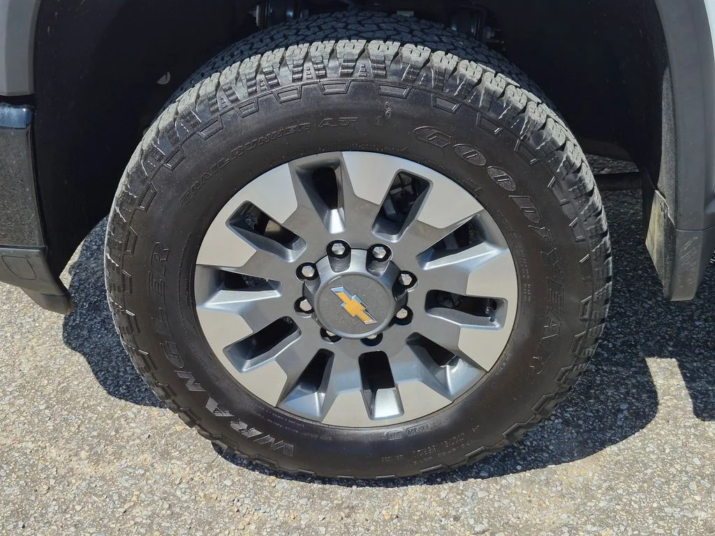 Used 2025 White Chevrolet Custom image 11