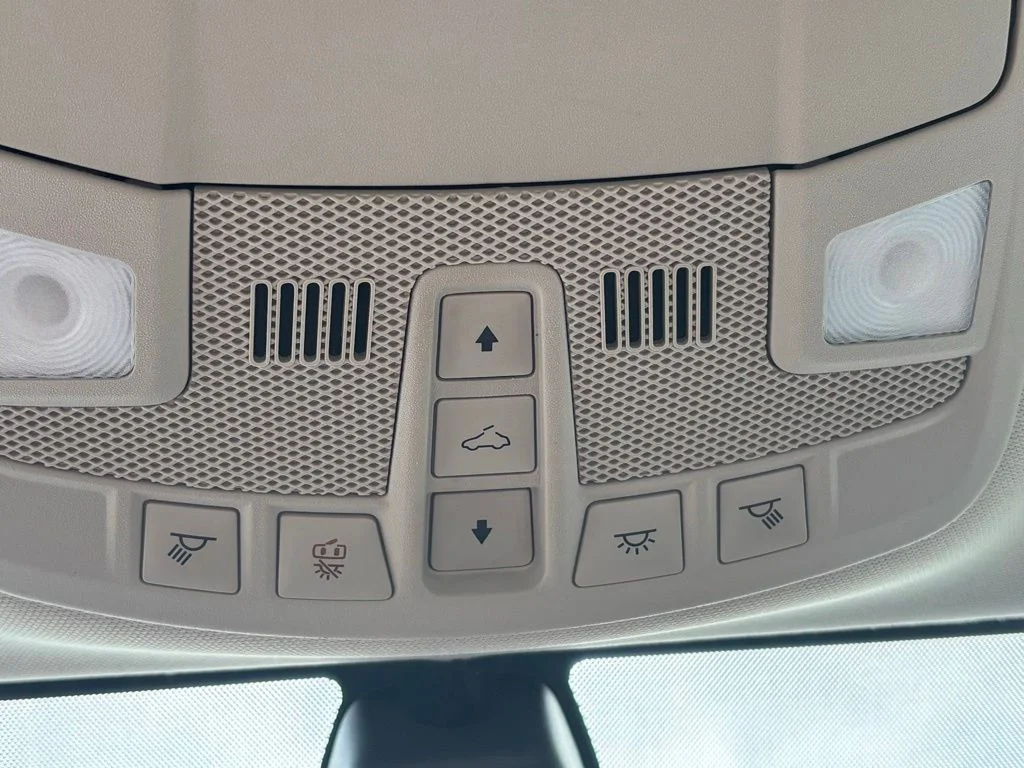 Used 2019 Gray Ford SE image 35