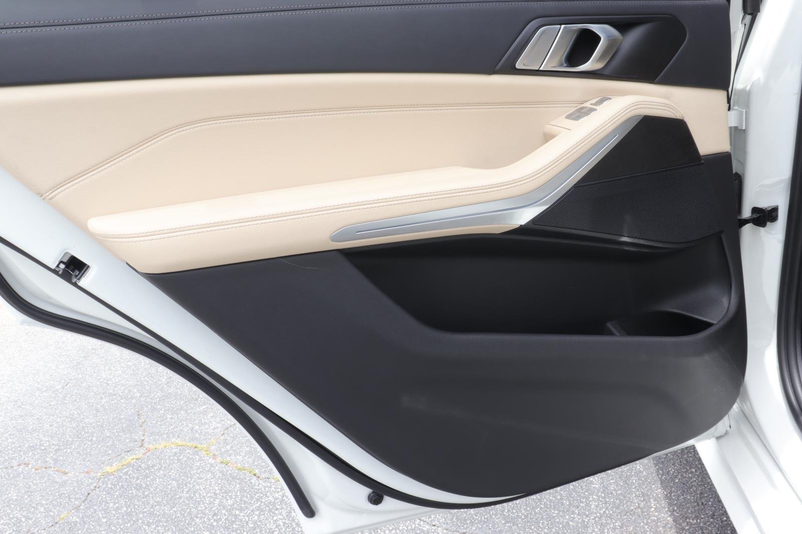 Used 2022 Alpine White BMW xDrive40i image 11