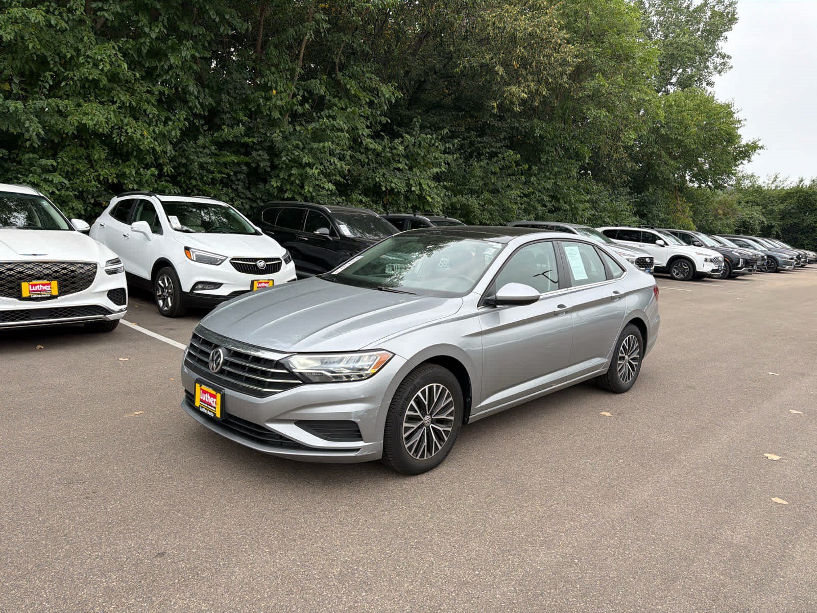 Used 2019 Pyrite Silver Volkswagen SE image 4