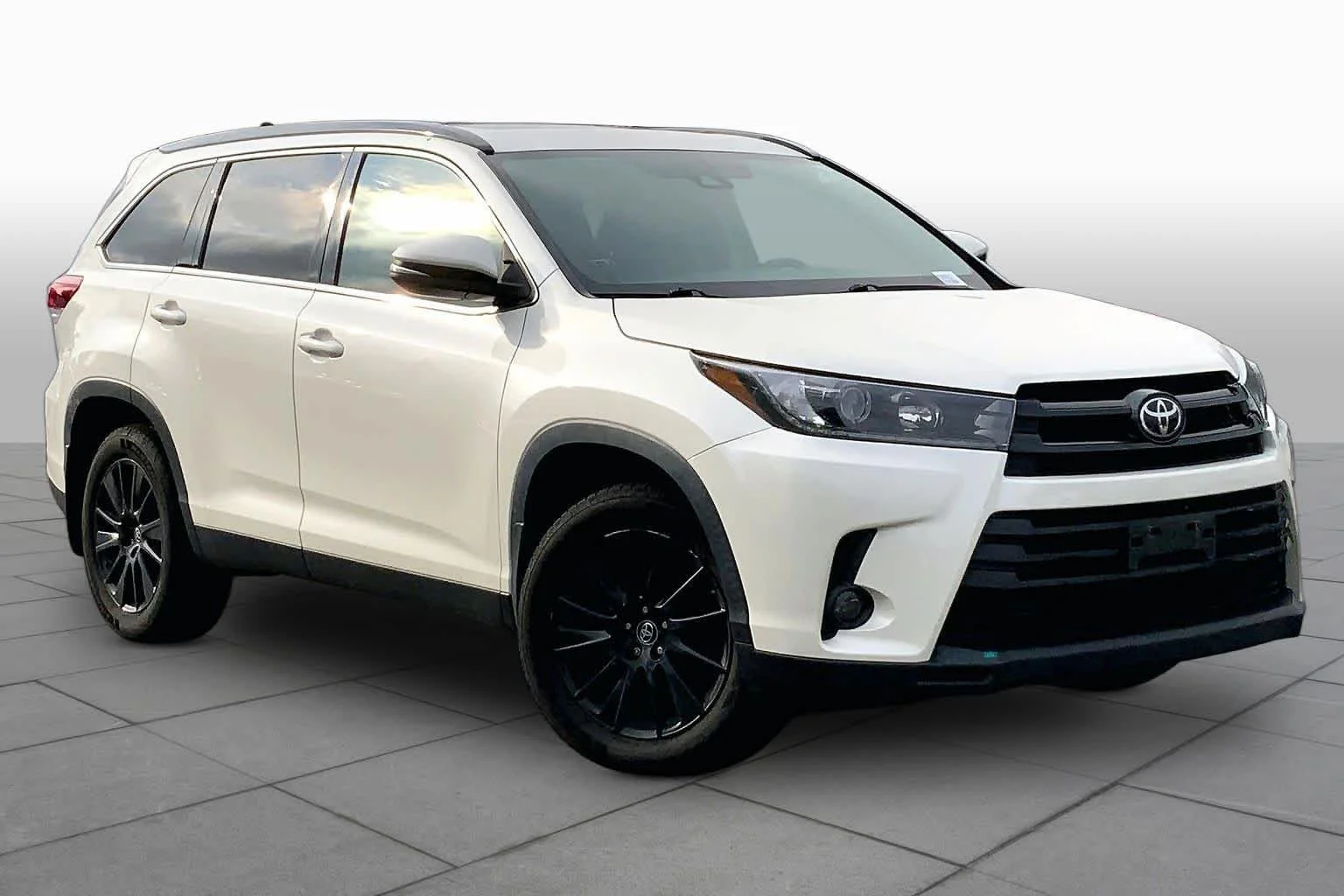 Used 2019 Blizzard Pearl Toyota SE image 3
