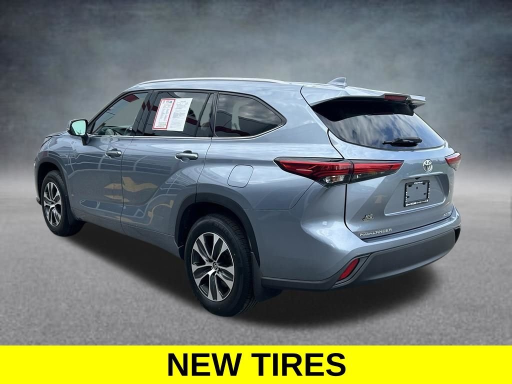 Used 2022 Moon Dust Toyota XLE image 3