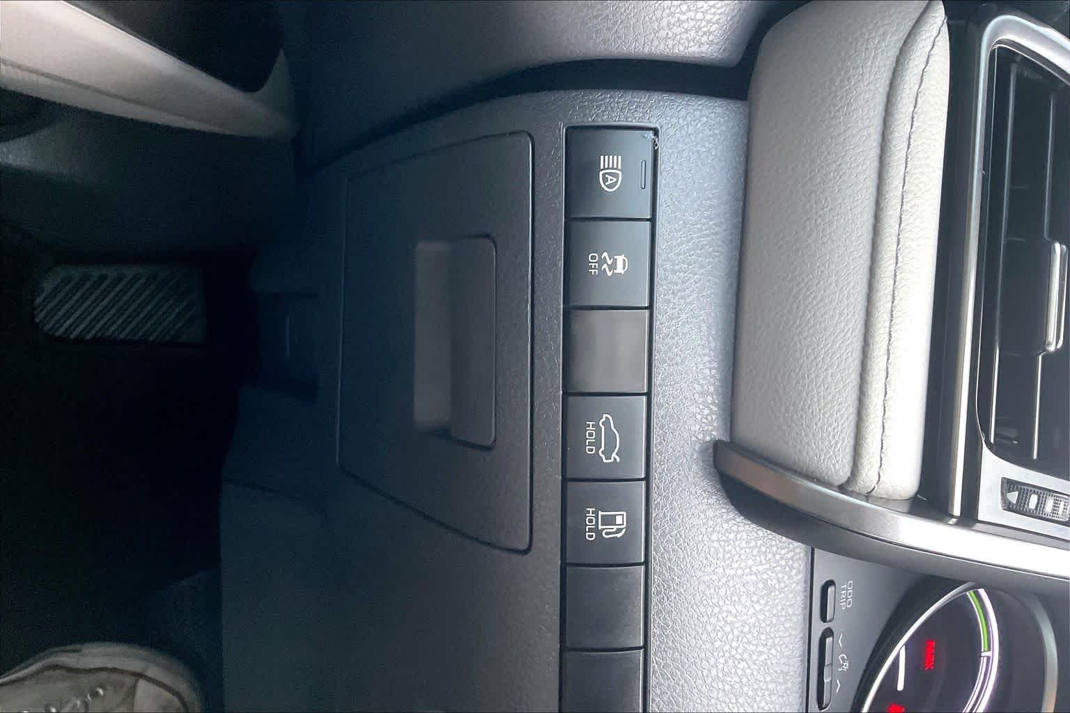 Used 2022 Midnight Black Metallic Toyota Hybrid LE image 31
