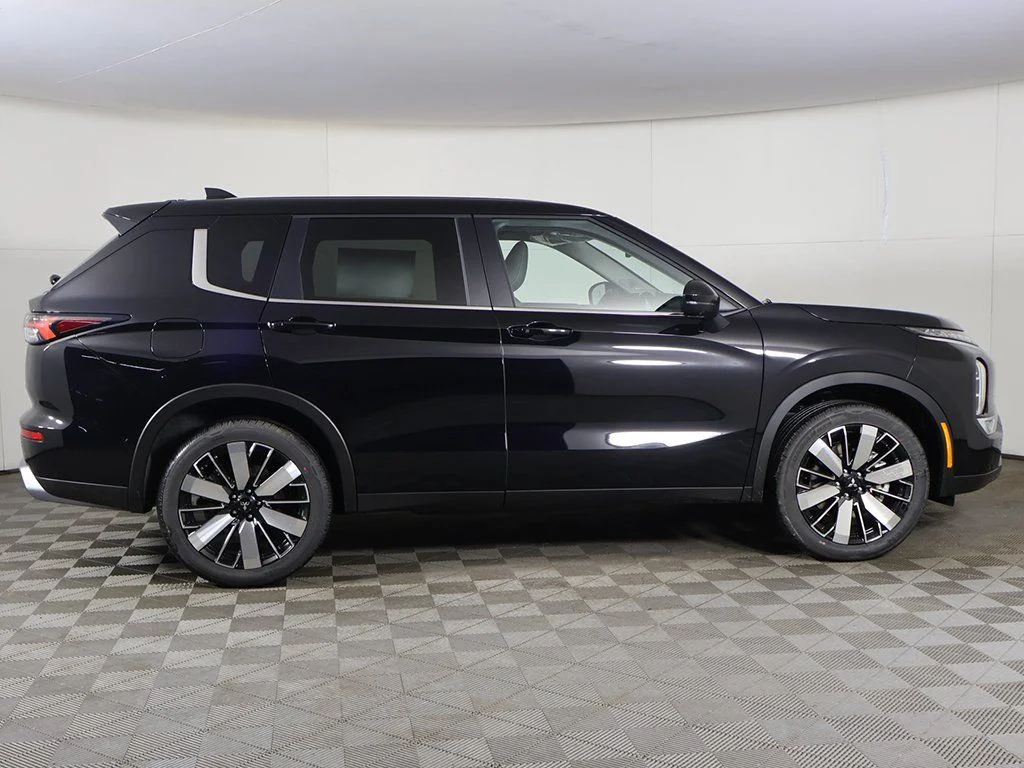 New 2026 Black Mitsubishi SE image 18