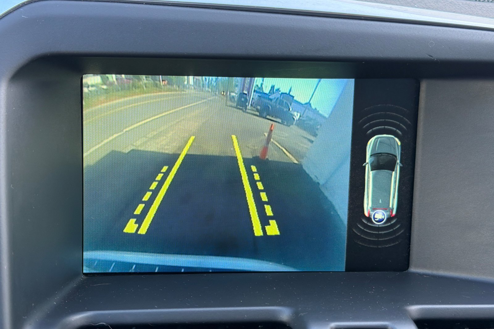 Used 2017 Silver Volvo Dynamic image 19