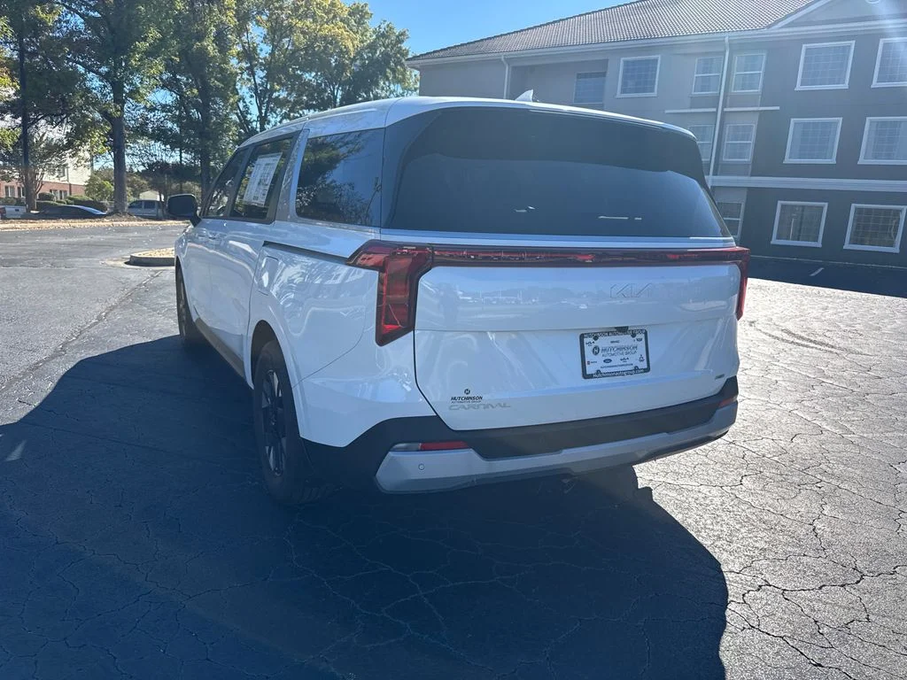 New 2025 White Kia LXS image 5