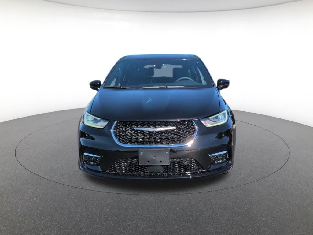 New 2026 Diamond Black Crystal Pearl-Coat Exterior Paint Chrysler Limited image 2