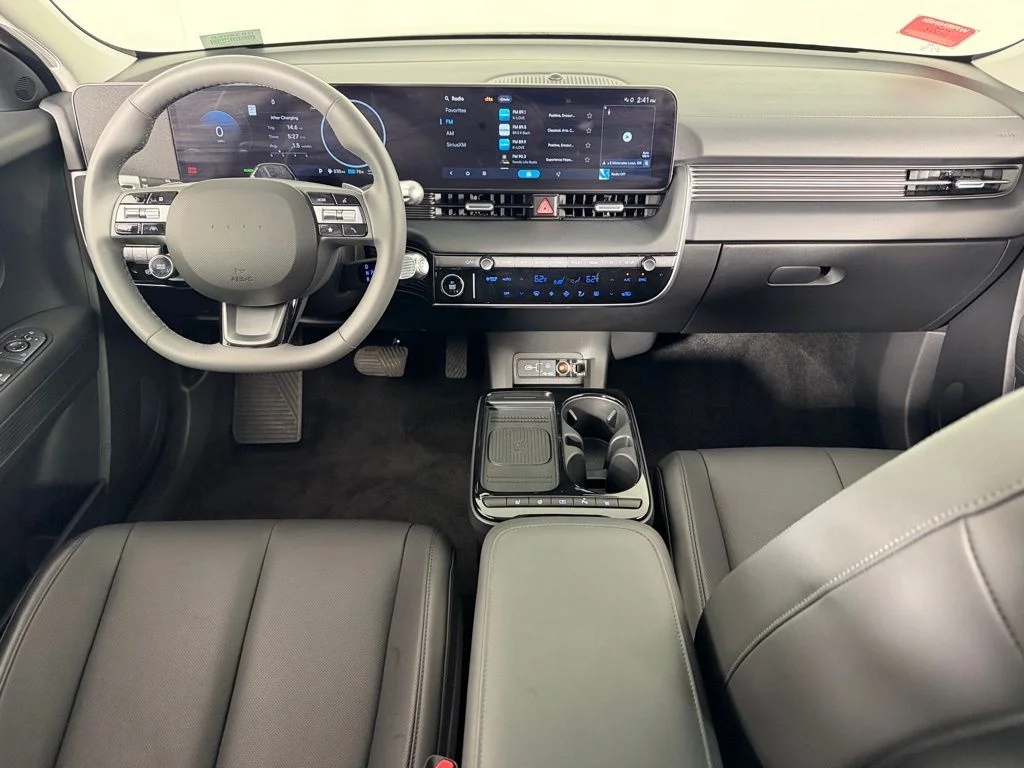 Used 2025 White Hyundai SEL image 14