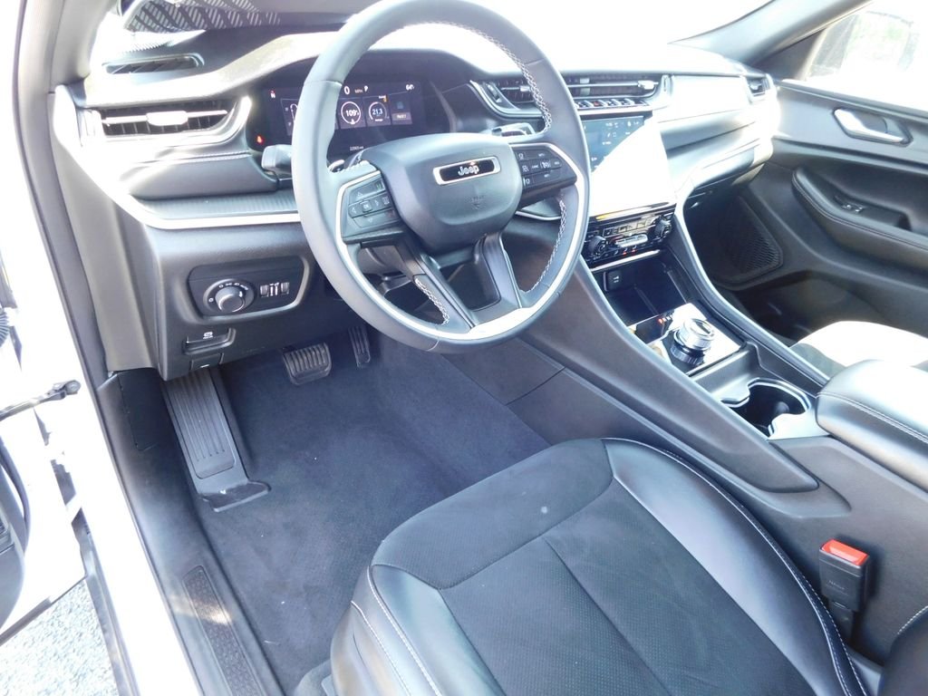 Used 2024 White Jeep Altitude image 15