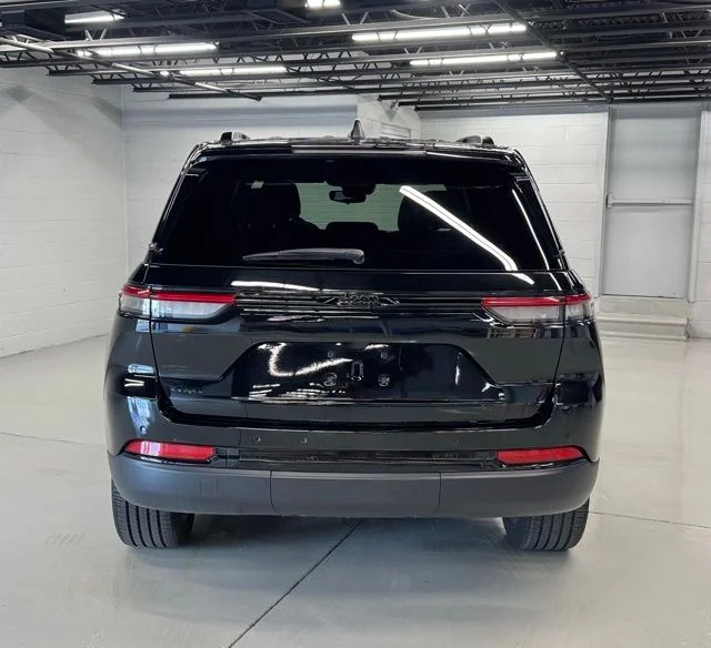 Used 2023 Black Jeep Altitude X image 8