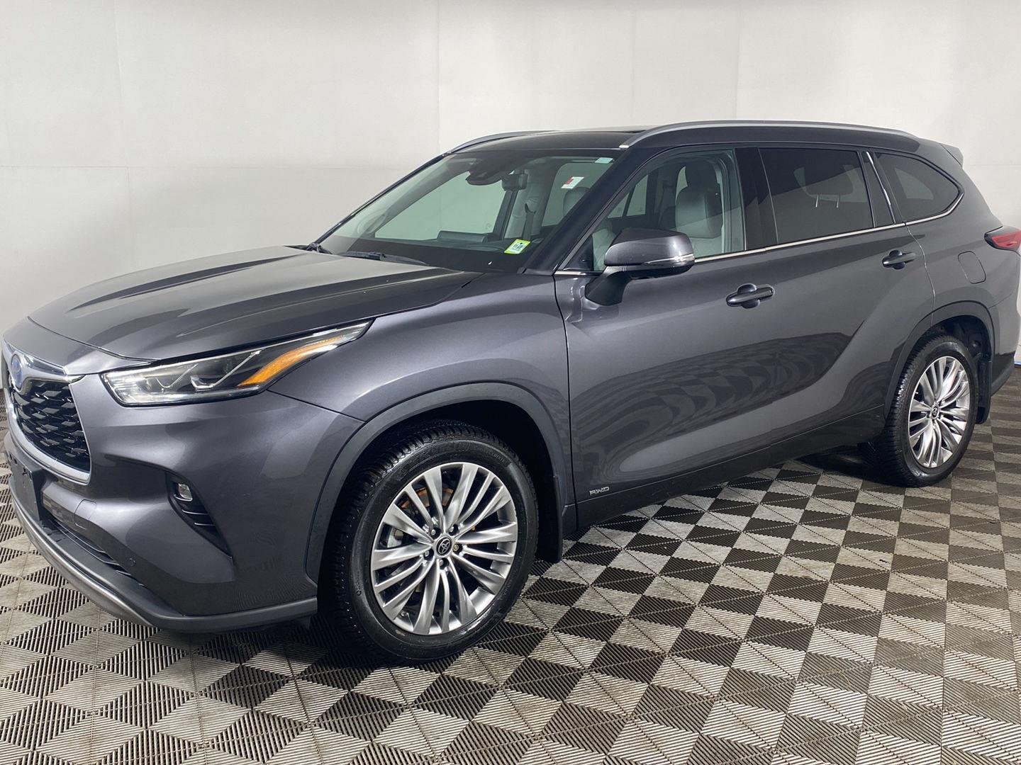 Used 2022 Magnetic Gray Metallic Toyota Platinum image 27