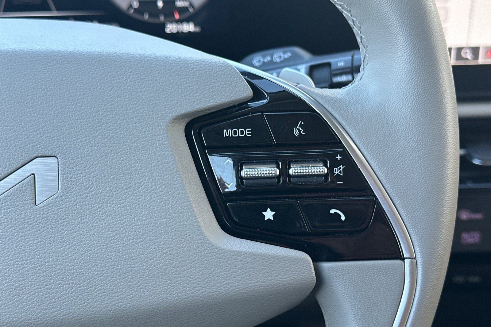 Used 2023 White Kia Wind image 28
