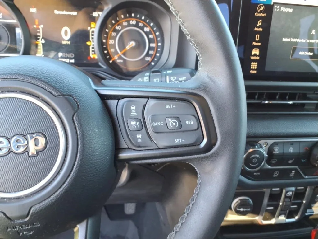 Used 2025 Green Jeep Sport S image 23
