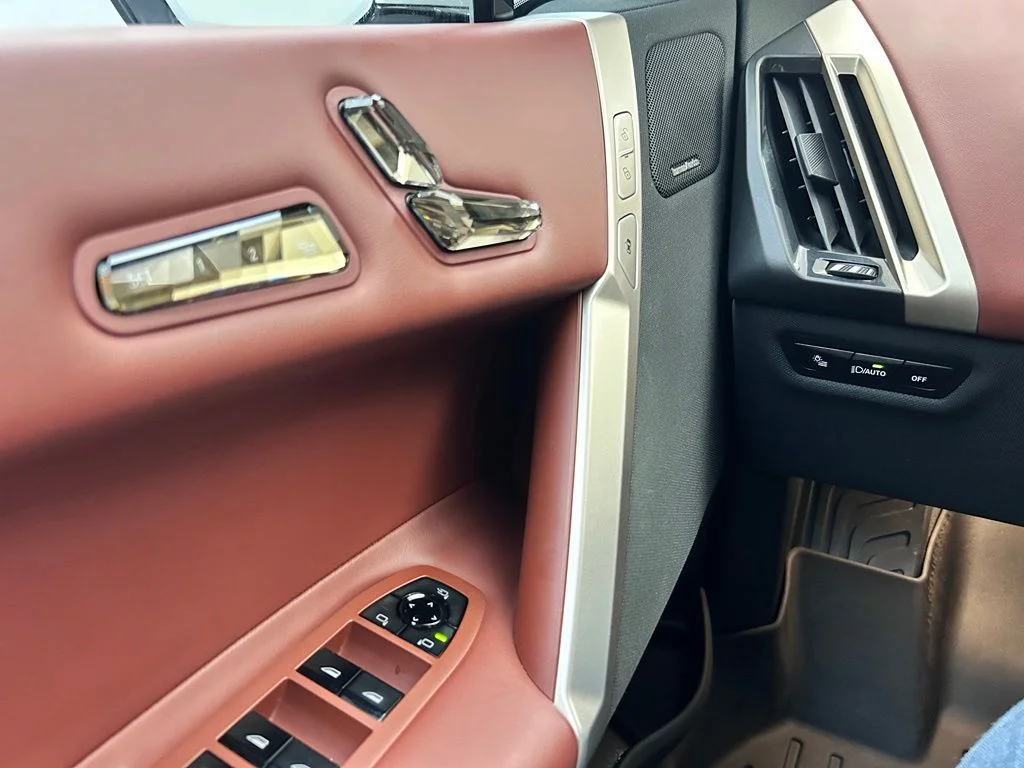 Used 2024 White BMW xDrive50 image 20