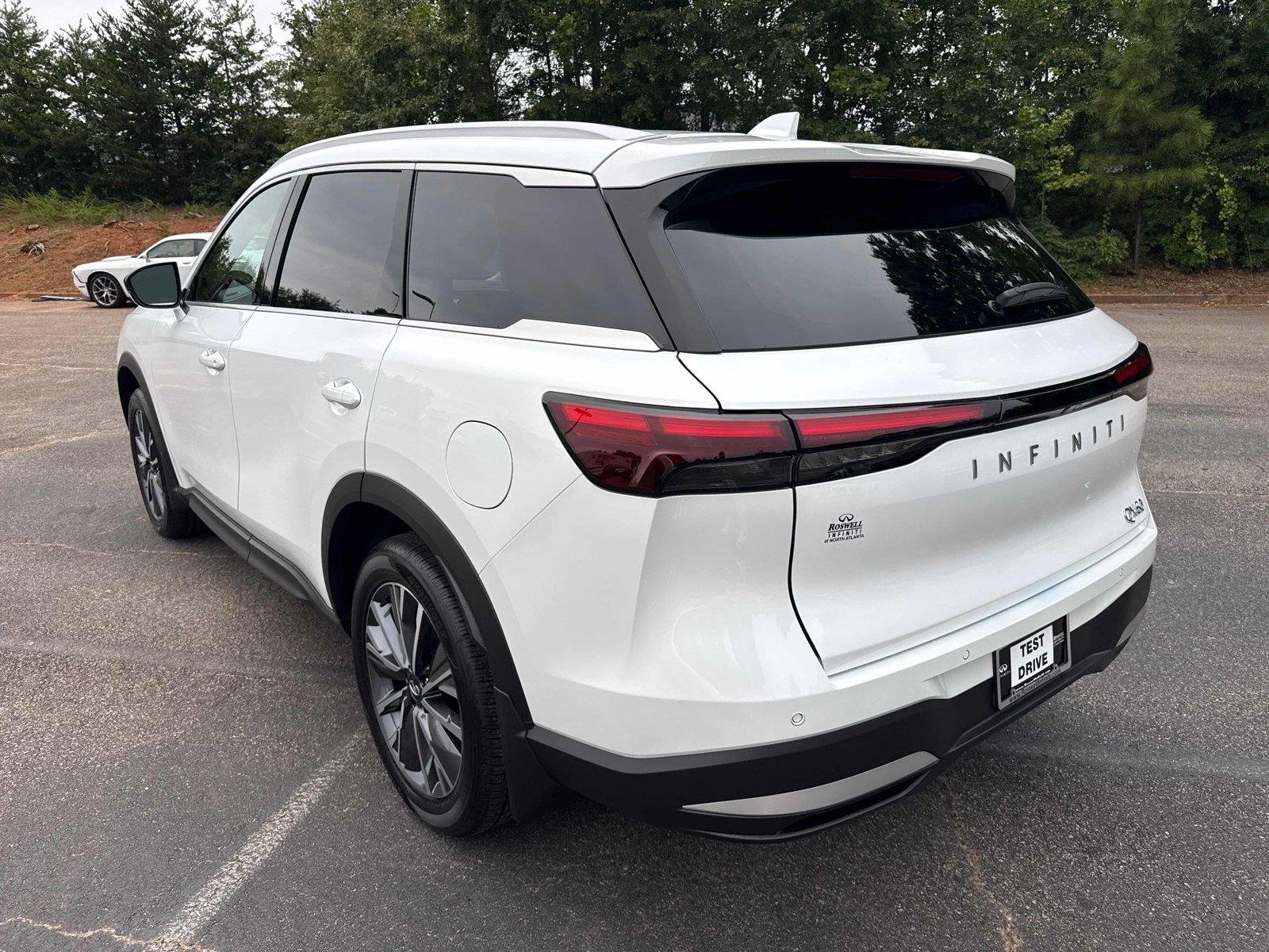 New 2027 RADIANT WHITE INFINITI Luxe FWD image 8