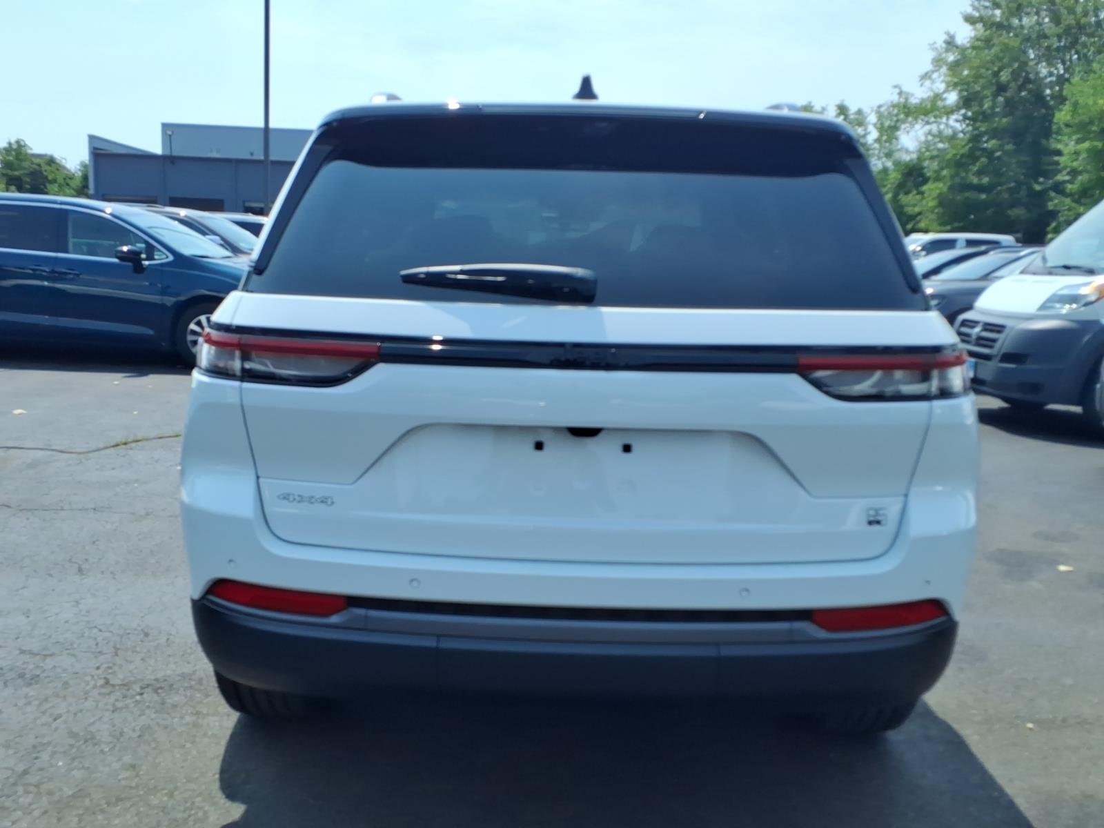 New 2026 Bright White Clear-Coat Exterior Paint Jeep  image 5