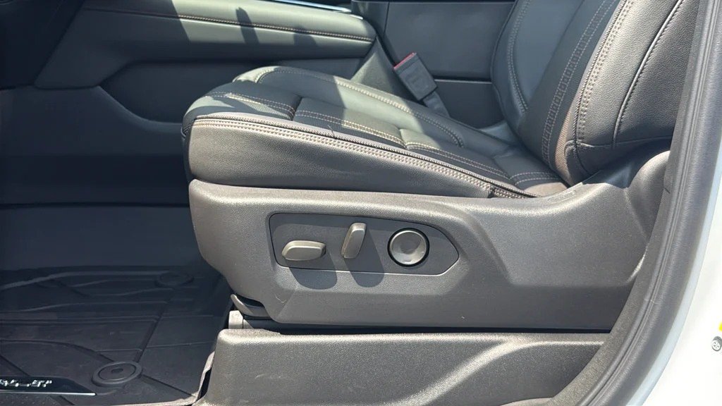 New 2026 Polar White Tricoat Chevrolet High Country image 25