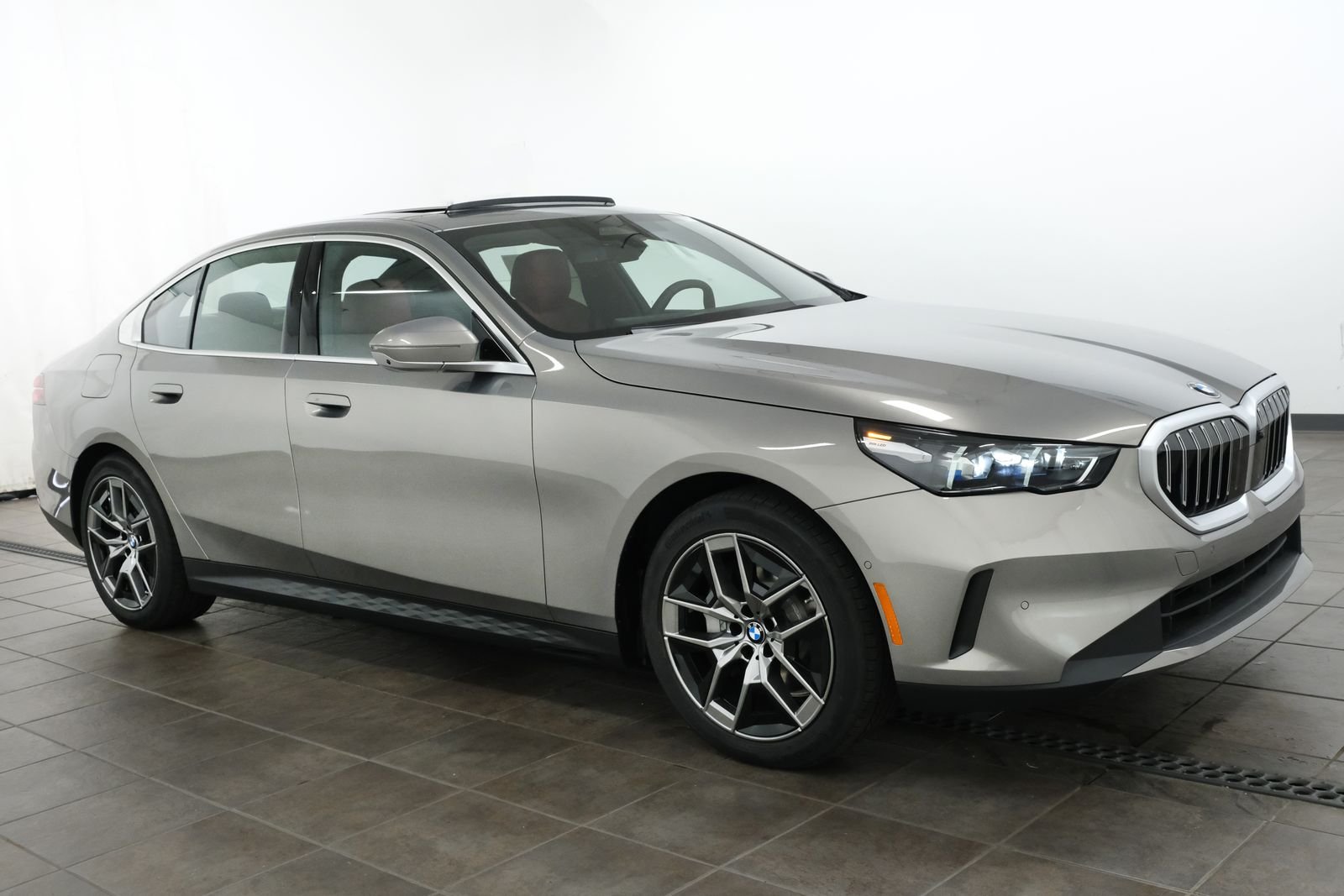 New 2027 Oxide Grey Metallic BMW 540i xDrive image 6
