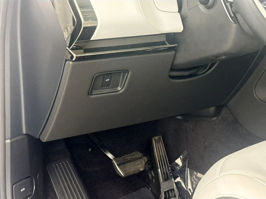 Certified Used 2024 White Land Rover Dynamic SE image 10
