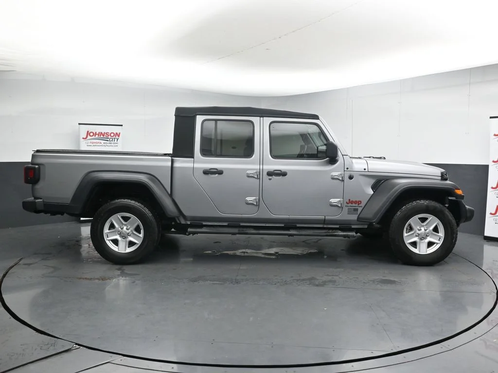 Used 2020 Silver Jeep Sport image 9