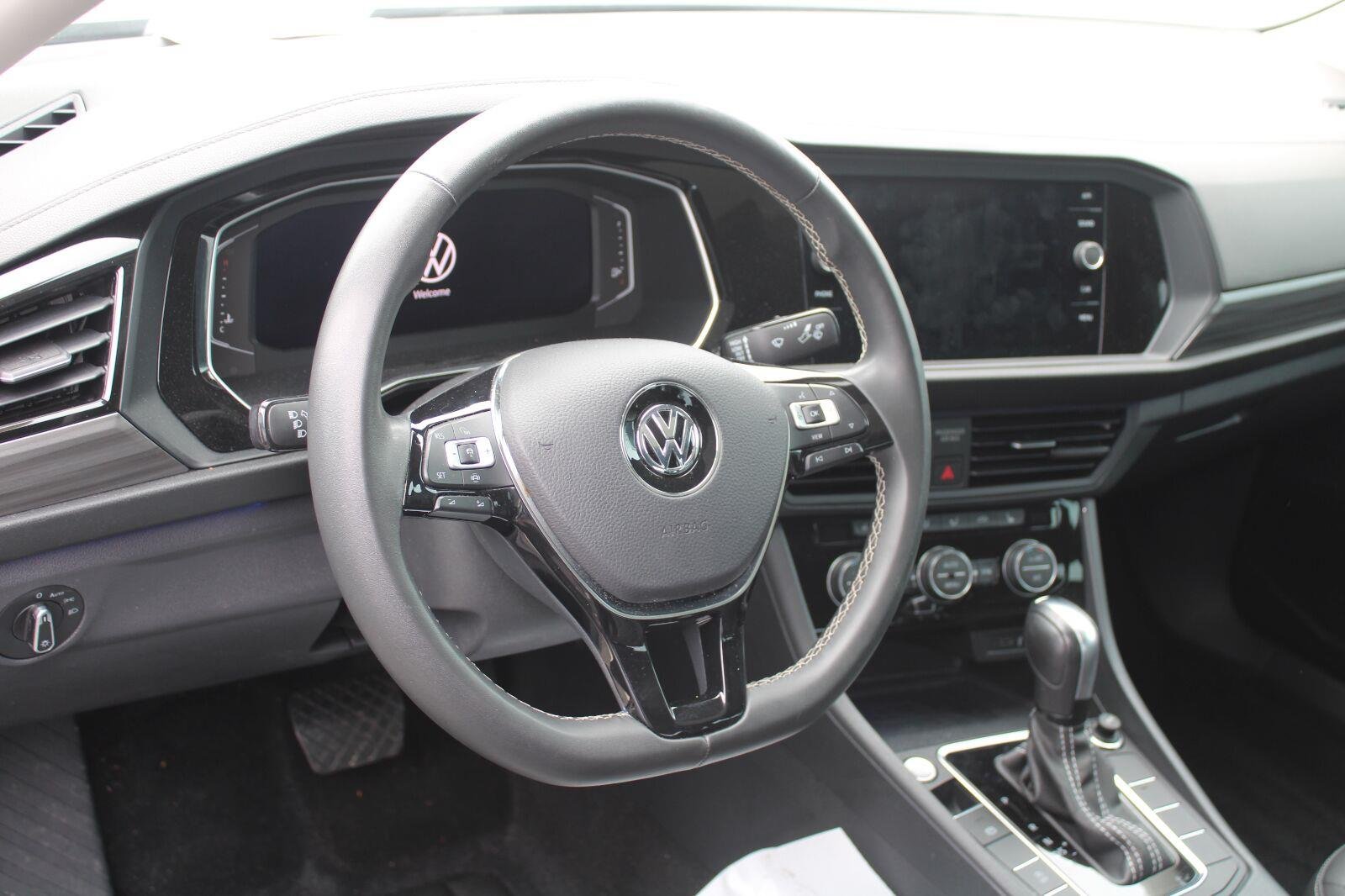 Used 2021 Pyrite Silver Metallic Volkswagen SEL image 9