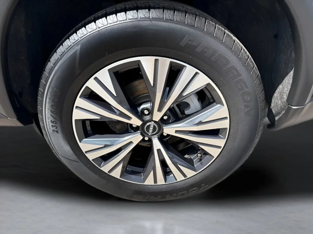 Used 2023  Nissan SV image 31