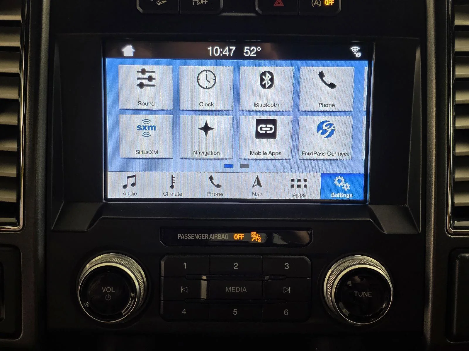 Used 2019 White Platinum Metallic Tri-Coat Ford Platinum image 42