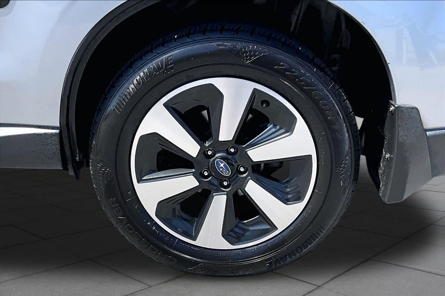 Used 2017 Ice Silver Metallic Subaru Premium image 9
