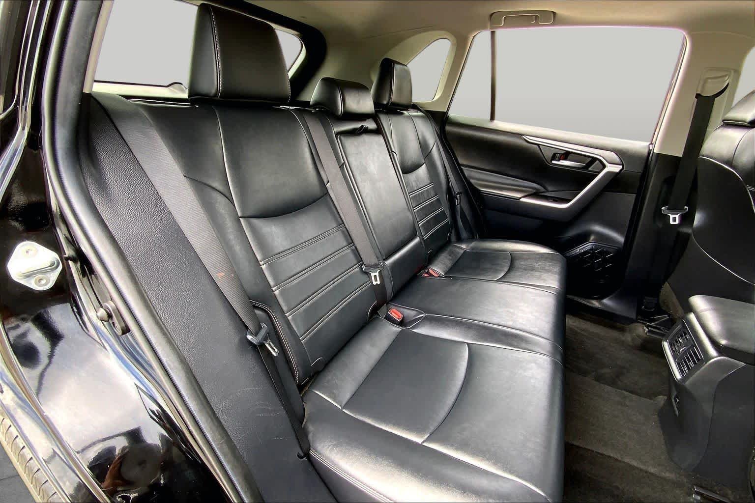 Used 2021 Midnight Black Metallic Toyota XLE Premium image 19
