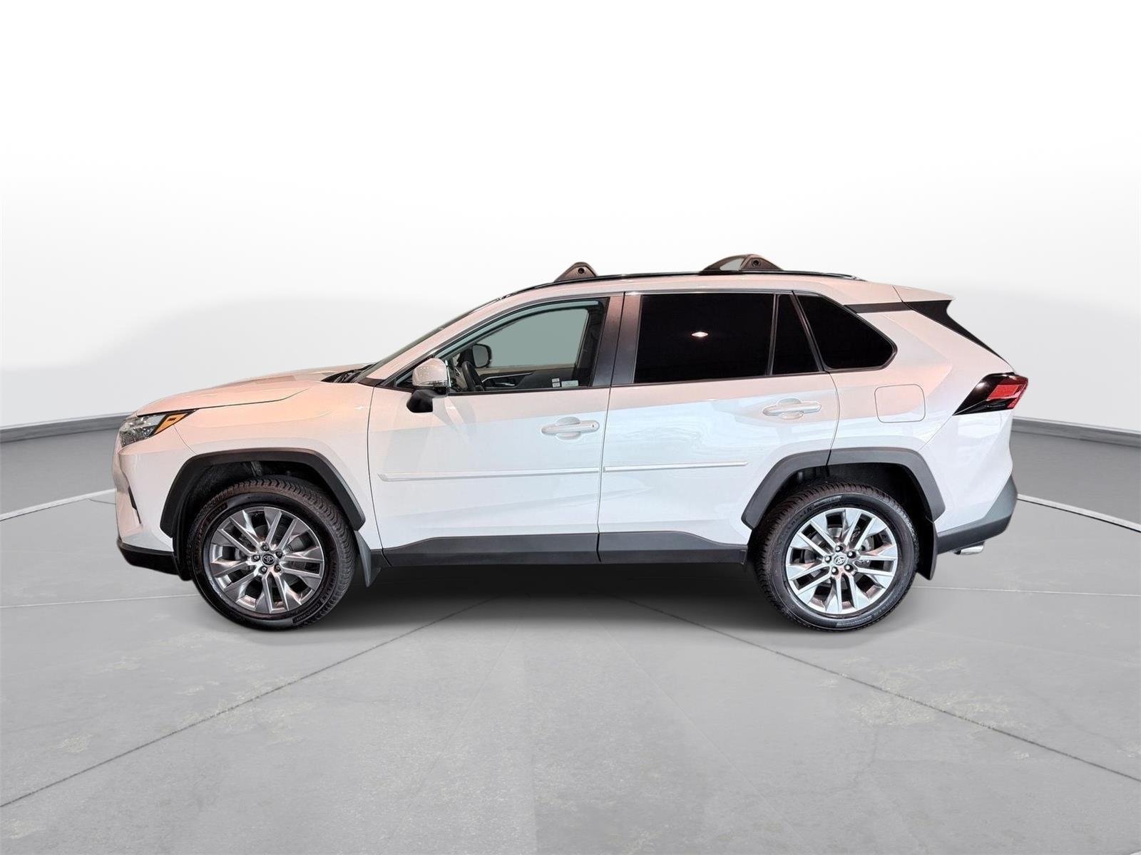 Used 2024 Wind Chill Pearl Toyota XLE Premium image 21