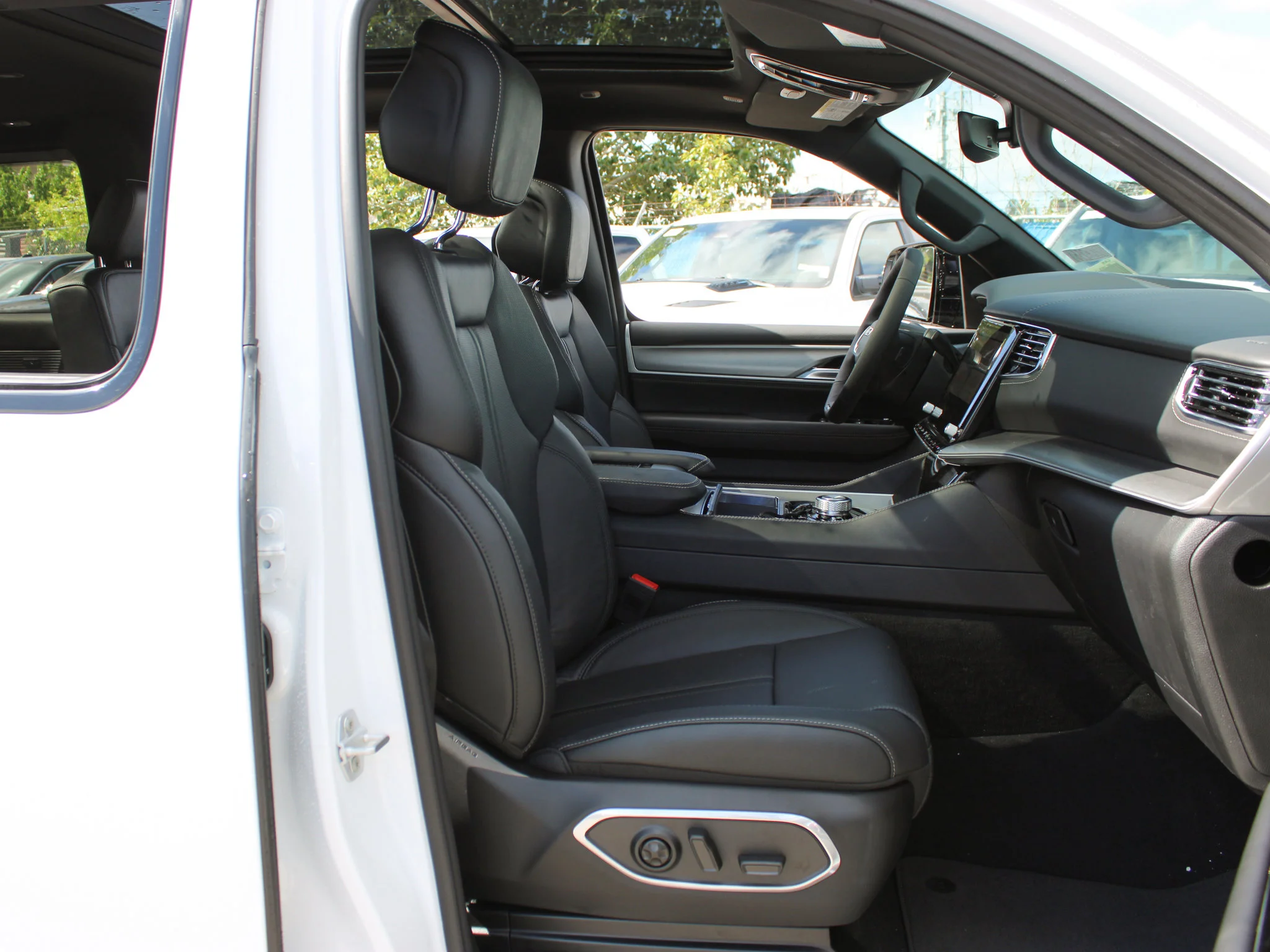 New 2026 White Jeep Limited Reserve* image 16