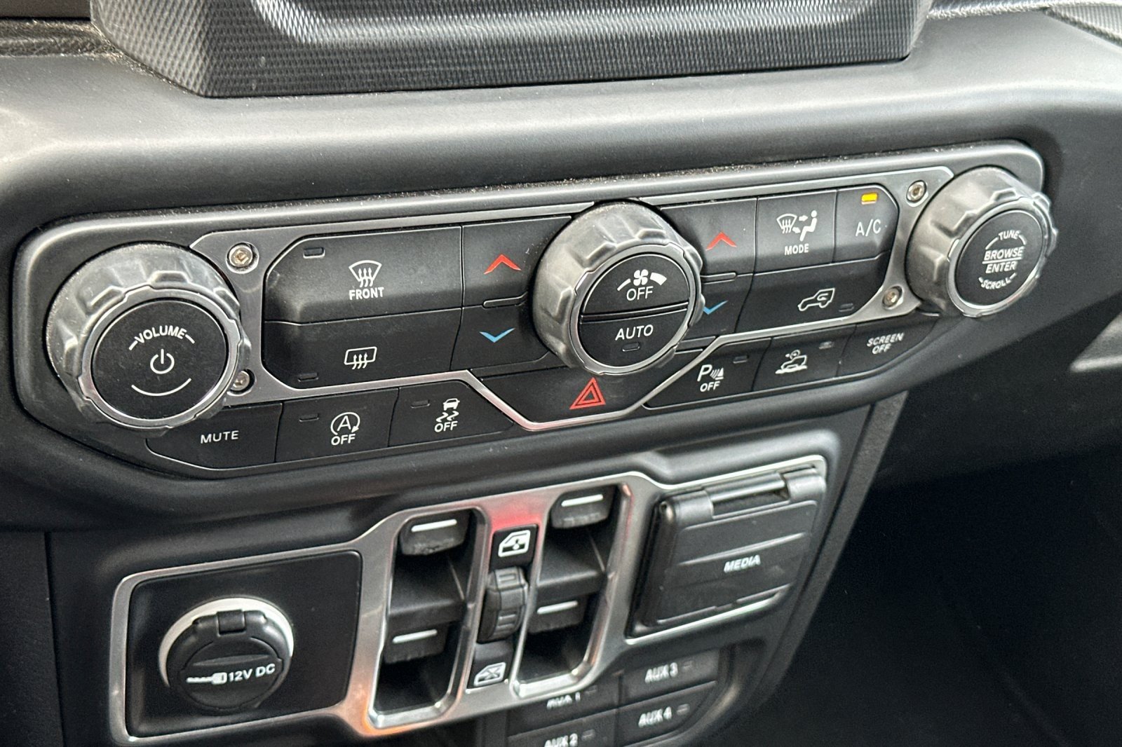 Used 2020 BLACK Jeep Sport S image 18