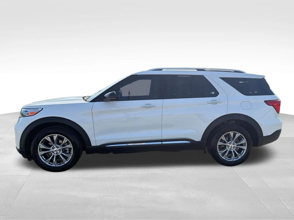 Used 2022 White Metallic Ford Limited image 4