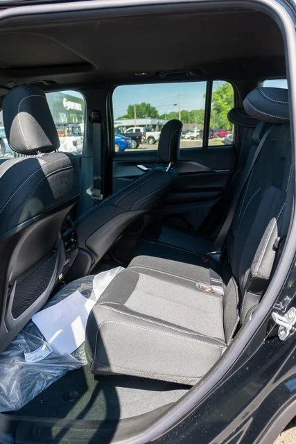 New 2026 Diamond Black Crystal Pearlcoat Jeep Laredo X image 10