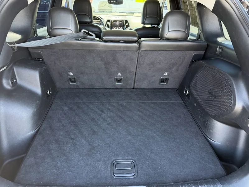 Used 2019 Diamond Black Cry Jeep Limited image 23