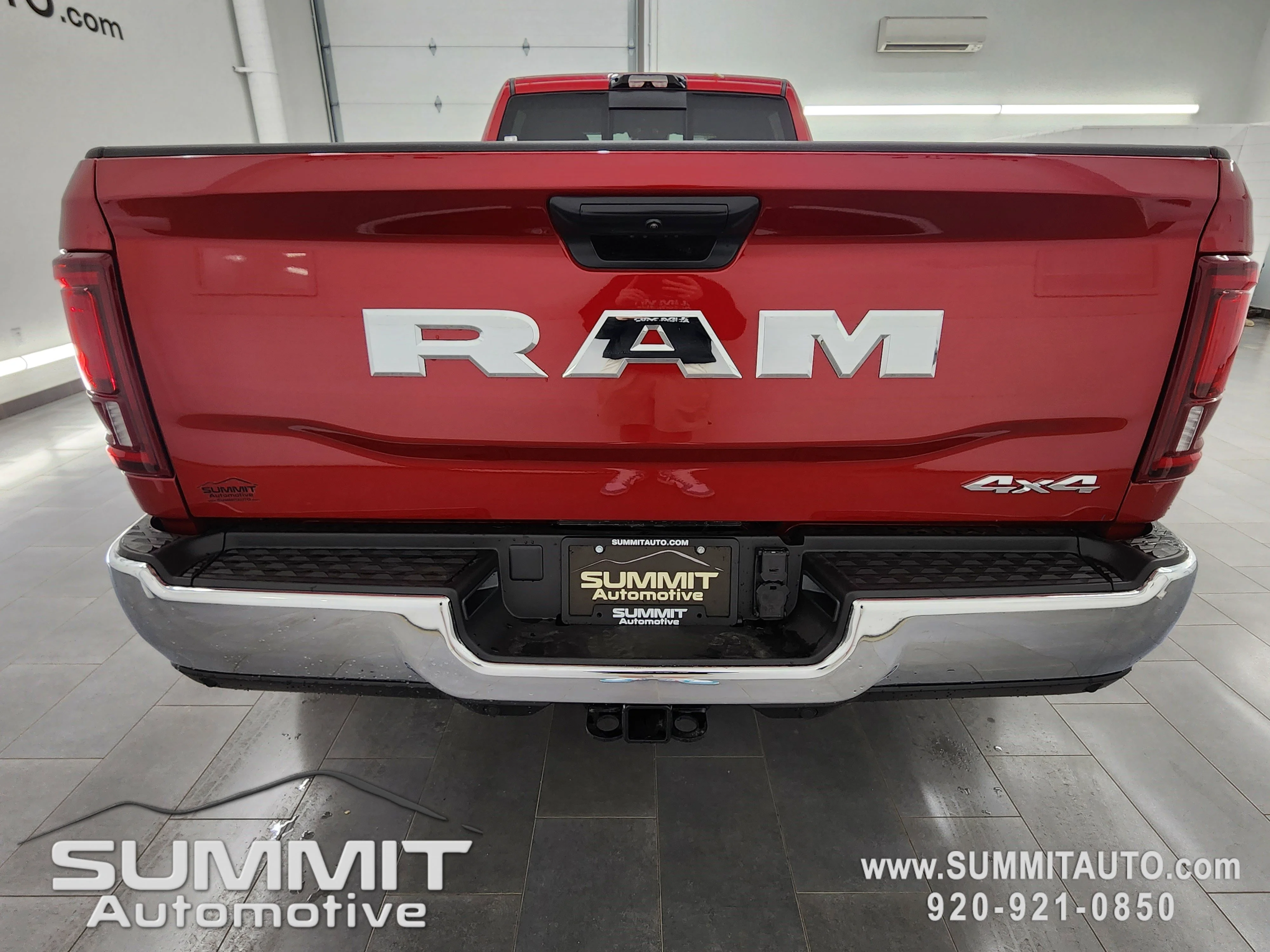 New 2026 Molten Red Pearl-Coat Exterior Paint RAM Tradesman image 31