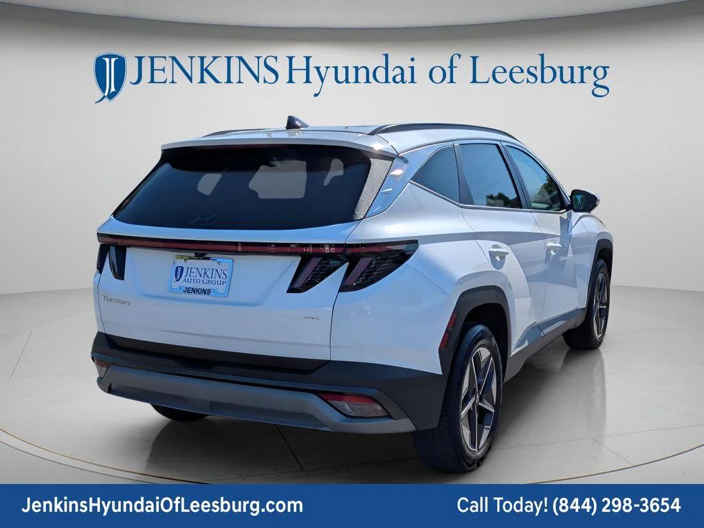 Used 2025 White Hyundai SEL Convenience image 4