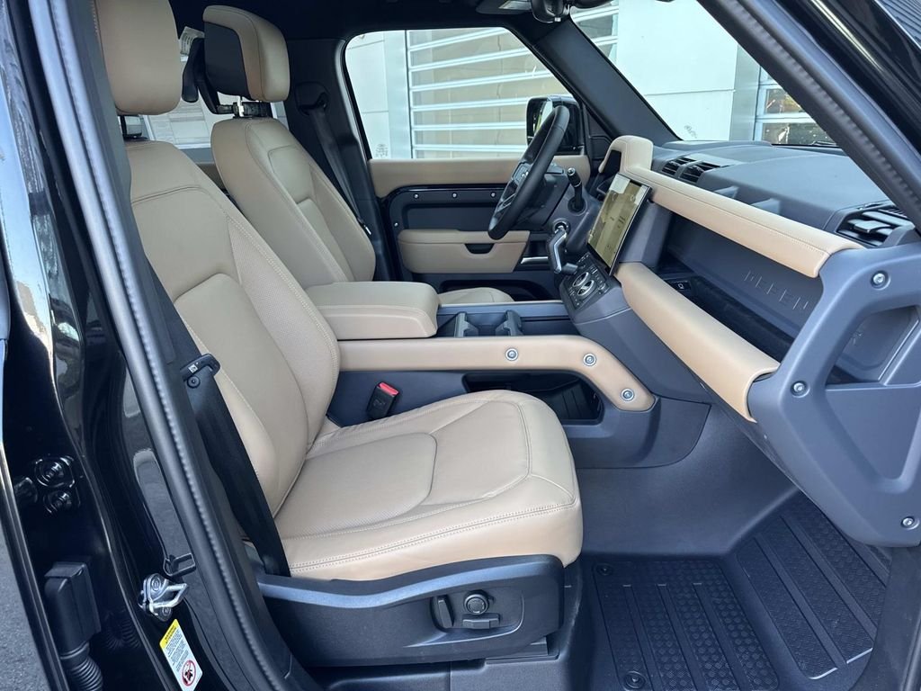 New 2026 Santorini Black Land Rover X-Dynamic SE image 9