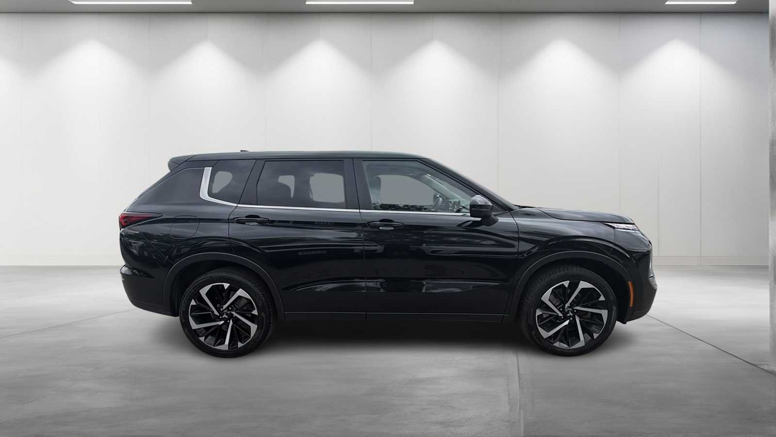 Used 2024 Black Diamond Mitsubishi SE image 8