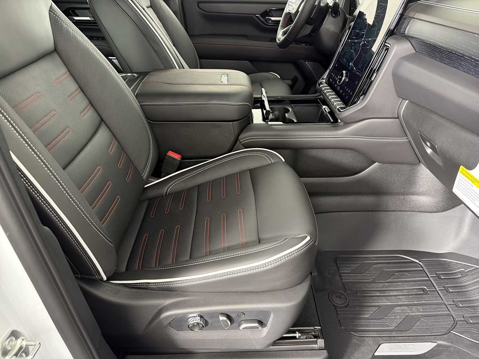 2026 GMC Yukon AT4 Ultimate - Photo 13
