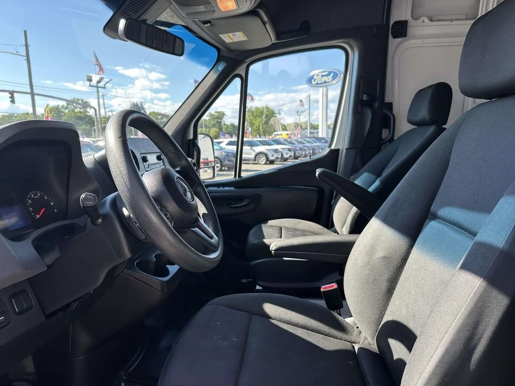 Used 2021 White Mercedes-Benz Cargo 170 WB image 22