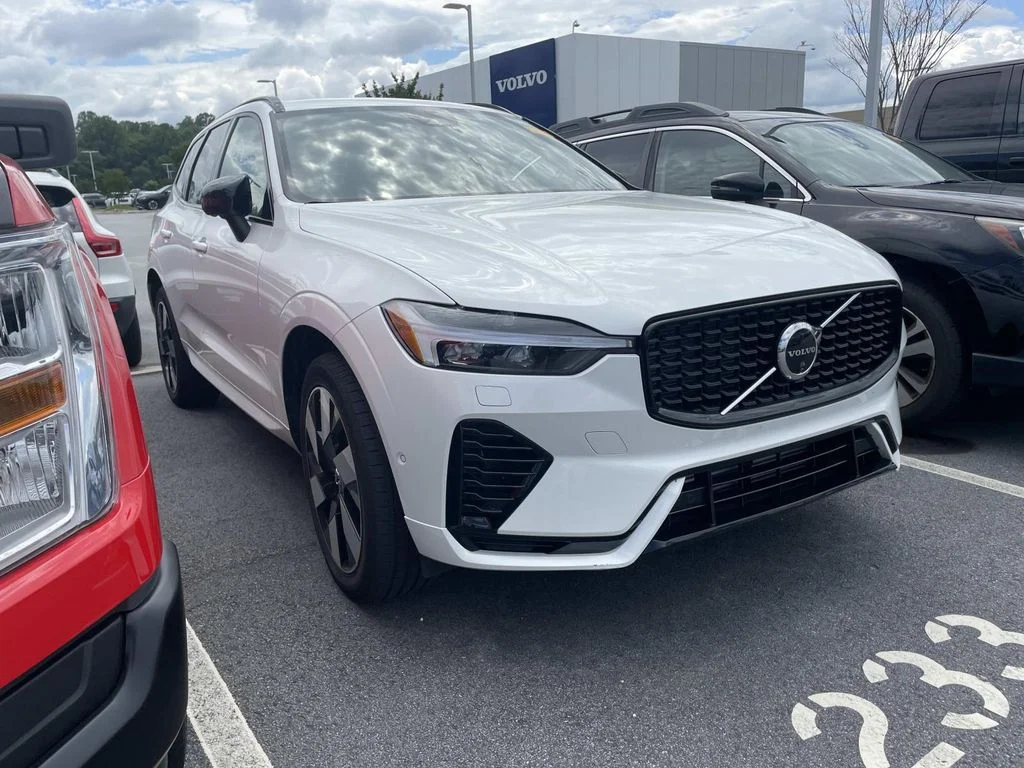 2024 Volvo XC60 T8 Ultimate Dark Theme AWD's photo
